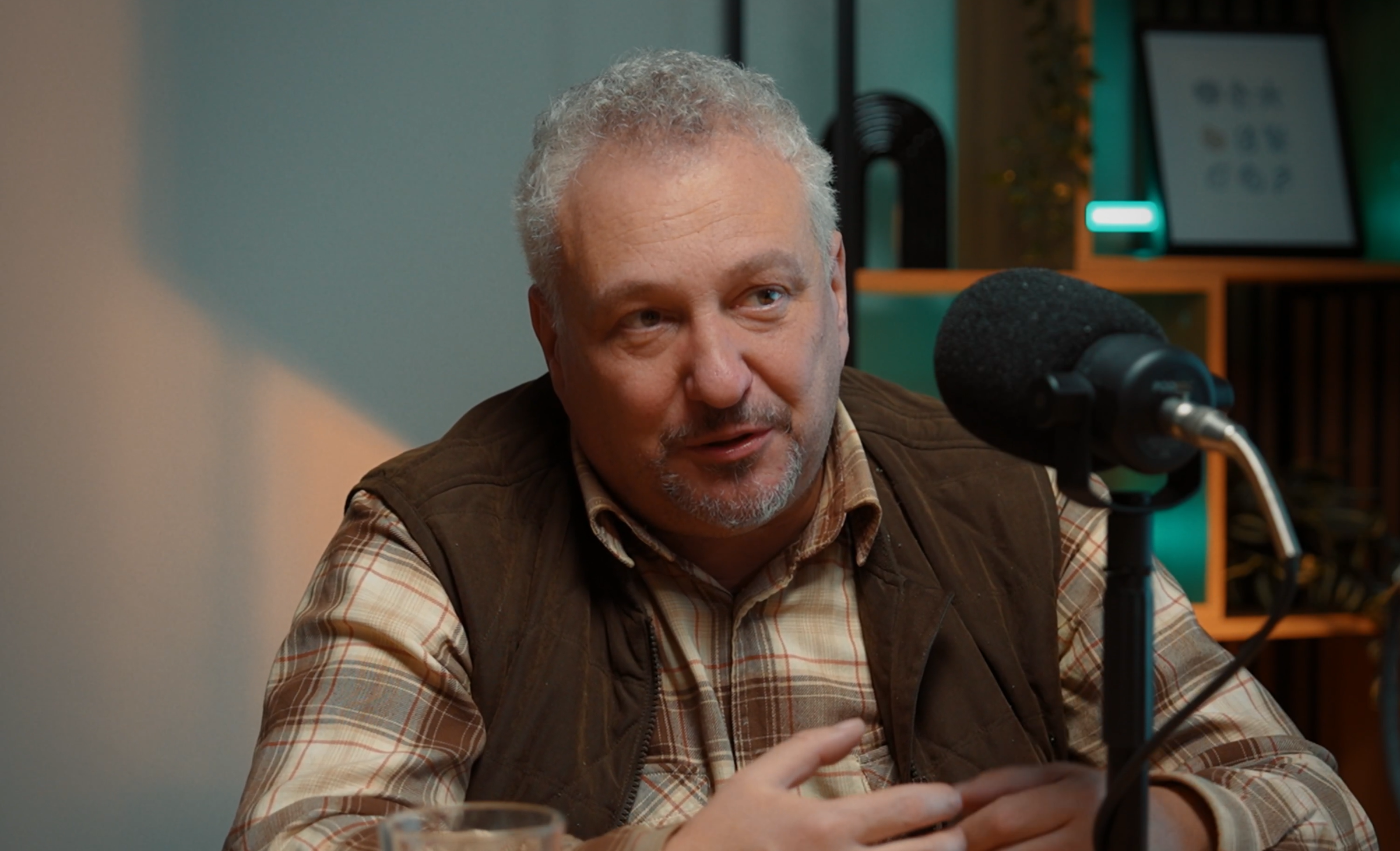 AI v městských lesích: jak firma s 15 lidmi nasadila tři chatboty a proč jich ředitel nemá dost